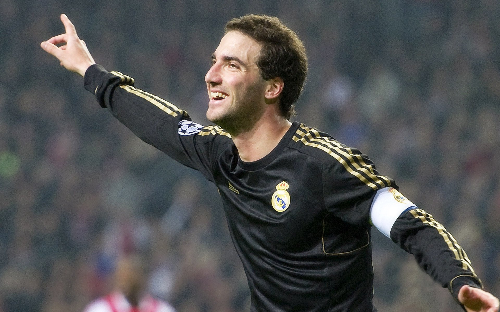 维拉高位逼抢迫使对方连续传球失误，维拉 pb